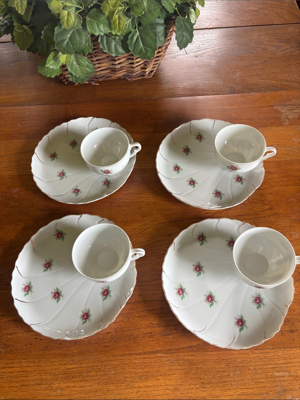 Vintage Floral China Teacup & shell shaped plate (set of 4)- White/Pink Roses